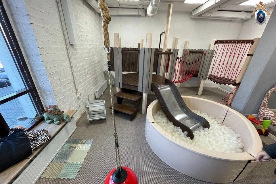 Что скрывалось за сказкой Суд приостановил работу детской игровой комнаты где девочка распорола щеку а мальчик ушиб позвоночник Советский районный суд Челябинска по требованию прокурора остановил работу детской игровой комнаты фотостудии Василисины сказки где осенью двое детей получили травмы Оказалось что за добрым названием и красивыми декорациями стоят грубейшие нарушения пожарной безопасности Проверка показала что в игровой где ежедневно находятся десятки малышей нет элементарных вещей без которых работа с детьми попросту недопустима Также выяснилось что ширина эвакуационного пути не соответствует норме в игровой нет огнетушителей а помещения с разным уровнем пожарной опасности не защищены специальными ограждающими конструкциями Более того планы эвакуации не разработаны а эвакуационные выходы расположены неправильно На момент рассмотрения дела нарушения не были устранены полностью поэтому суд решил приостановить работу игровой   Подписаться на chelkp Мы в MAX