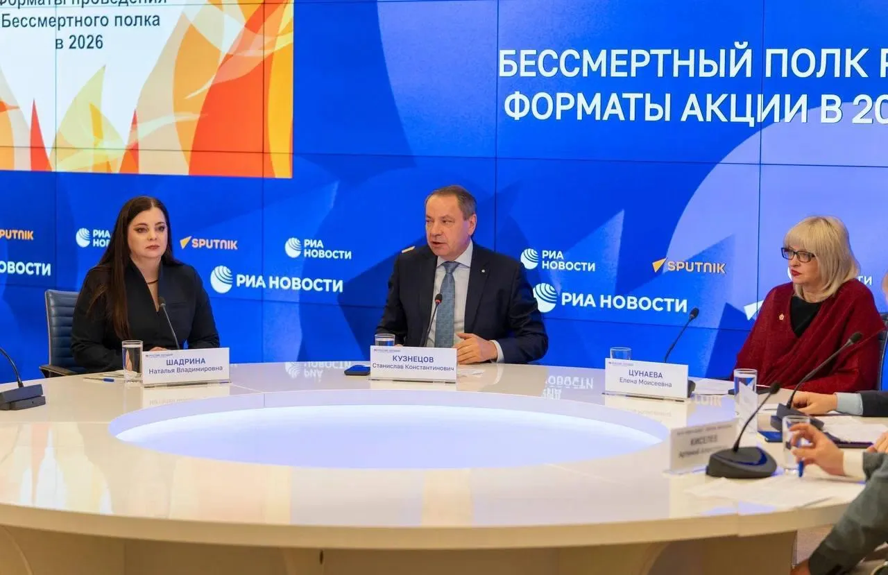 Сбер вновь выступит технологическим партнёром проекта Бессмертный полк онлайн приём анкет для участия стартует 23 апреля Компания обеспечивает весь технологический контур проекта приём анкет первичную модерацию хранение данных и трансляцию 9 мая после авторизации сразу увидите своего героя в начале шествия без ожидания в общем потоке Как отметил зампред правления Сбербанка Станислав Кузнецов для Сбера важно чтобы память о Великой Победе оставалась живой и личной для каждого человека Отдельное внимание уделено работе с архивными фотографиями С помощью нейросети Kandinsky пользователи могут улучшить качество снимков восстановить детали и сделать изображения цветными Бэкдор