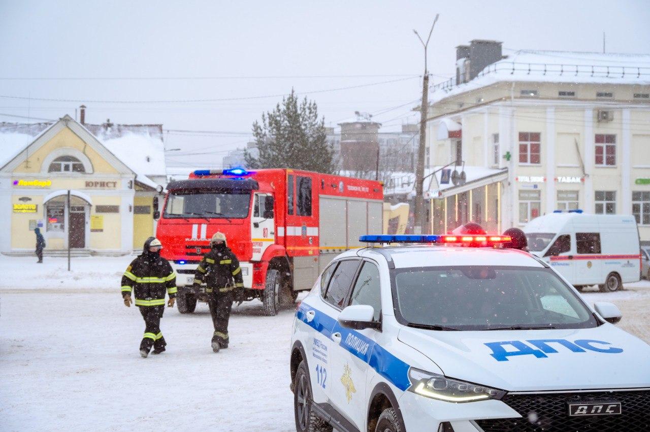 В здании Сергиево-Посадского пригородного автовокзала состоялись плановые антитеррористические учения  Сотрудники отрабатывали методы реагирования при обнаружении бесхозного предмета. По легенде, охранник видит подозрительную сумку и, не осматривая её, отходит на безопасное расстояние и сообщает о находке на номер 112. Далее действует по алгоритму: на этаже организовывает эвакуацию, а место происшествия оцепляет.  Сотрудники экстренных служб реагируют незамедлительно. Через несколько минут на месте уже работает полиция совместно с Росгвардией. Первыми к подозрительному предмету подходит кинолог с собакой — никаких признаков беспокойства, значит сумка не вызывает опасений. А на улице тем временем дежурят спасатели на случай, если сработает взрывчатое вещество.   Такие тренировочные учения проходят в Сергиево-Посадском округ регулярно.  «У нас есть антитеррористическая комиссия Сергиево-Посадского городского округа, и по плану мы проводим тренировки на различных объектах. Сегодня мы проводили тренировки на автовокзале города Сергиев Посад. Был обнаружен подозрительный предмет, все службы приехали вовремя», — сказала Ирина Быковская, начальник отдела по профилактике экстремизма и терроризма Управления муниципальной безопасности администрации округа. Сотрудники экстренных служб отреагировали оперативно и показали полную готовность в случае возникновения чрезвычайных ситуаций.