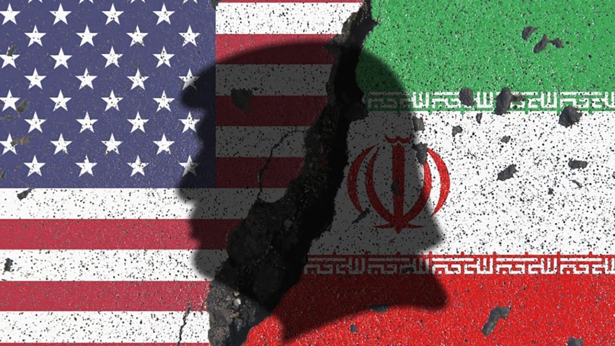 Иран и внутренний фактор США  Часть медийных сторонников Трампа фактически угрожает  в мягкой или в жесткой форме  ему расколом движения MAGA, если он нападет на Иран. То, что они делают это публично, говорит о том, что внутрипартийная коммуникация уже не работает, пишет Борис Рожин.  Подобный раскол внутри MAGA вероятнее всего приведет к поражению на промежуточных выборах 2026-го года и превращению Трампа в хромую утку. Глобалистам по факту потребовалось менее полугода, чтобы сконструировать ситуацию, которая может подорвать трампистский лагерь изнутри.