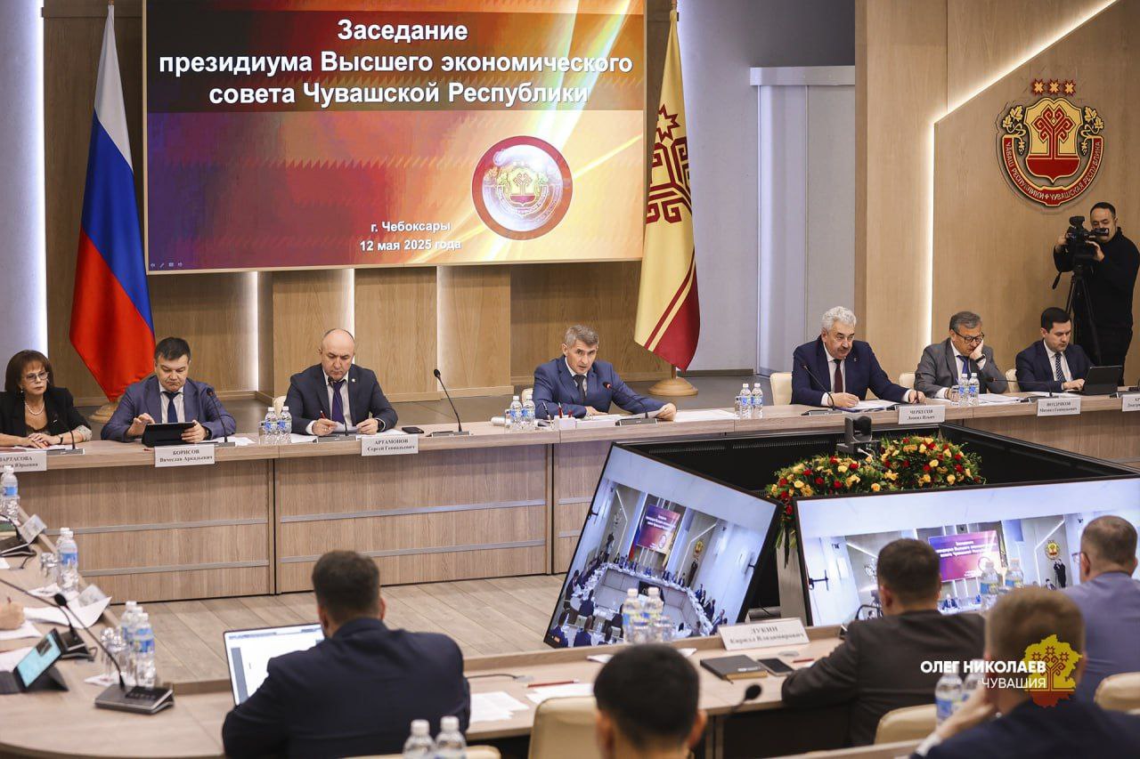 Сегодня на первом заседании президиума Высшего экономического совета в новом формате мы обсудили ключевые вопросы реализации Комплексной программы социально-экономического развития Чувашии до 2030 года. Программа включает более 600 инвестиционных и 2350 инфраструктурных проектов. Согласовано включение 47 новых инфраструктурных проектов. Как отмечал в Послании Госсовету, к концу года каждый муниципалитет должен представить мастер-план своего развития. Мы будем проводить стратегические сессии для защиты этих программ, учитывая мнение жителей. Это позволит нам вносить проекты, которые действительно необходимы людям. В настоящее время муниципалитеты активно работают над своими стратегическими документами. Важным шагом является внесение инфраструктурных проектов в систему Управления проектной деятельности, что обеспечит прозрачность и эффективность их реализации. На данный момент зарегистрировано 1657 проектов. Наша цель — к концу года сформировать четко выверенный план устойчивого развития республики, который станет основой для нашей успешной работы в следующем году. Будем собираться ежемесячно для оценки хода реализации поставленных задач.