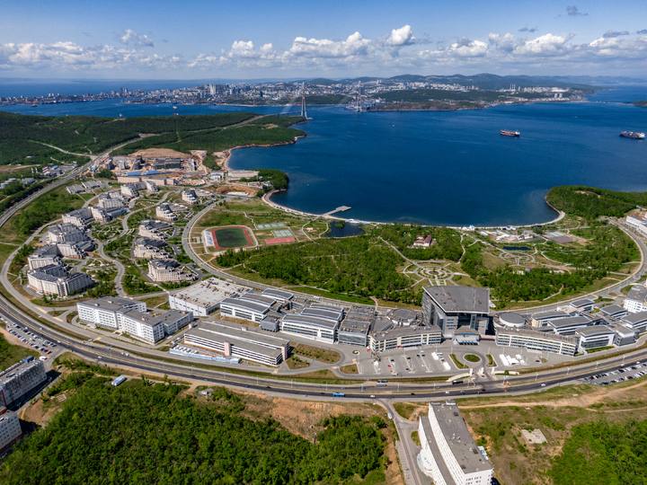 Преподавателей ДВФУ освободили от уплаты туристического налога во Владивостоке Дума Владивостока приняла поправки в местный правовой акт регулирующий туристический сбор Согласно изменениям преподаватели работающие в образовательных учреждениях города больше не обязаны платить налог если временно проживают в гостиницах этих же учреждений Льгота распространяется в частности на сотрудников ДВФУ размещённых на кампусе Ранее они были приравнены ко всем другим категориям временных гостей несмотря на рабочий статус    Реклама Подписывайтесь на NEWSVL