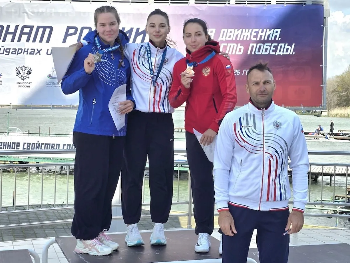 Екатерина Шляпникова из Воронежа взяла второе золото на чемпионате России по гребле в Краснодаре В Краснодаре продолжаются соревнования в рамках чемпионата и Кубка России по гребле на байдарках и каноэ В третий день турнира спортсмены разыграли медали на пятисотметровой дистанции и вновь одной из главных героинь стала представительница Воронежской области Каноистка Екатерина Шляпникова завоевала золотую медаль в заездах каноэ одиночек показав результат 2 минуты 7 926 секунды Серебро досталось Елизавете Сомовой из Приморского края 2 08 381 а бронзу взяла Марина Гуреева из Санкт Петербурга 2 09 184 Для Шляпниковой эта победа стала уже второй на текущем чемпионате ранее она первенствовала на дистанции 200 метров Подписаться на VRN Град Мы в МАХ