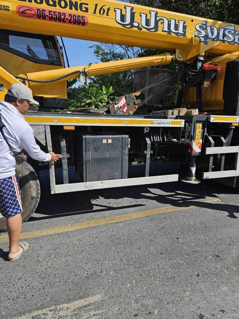 Супружеская пара из Нижнего Новгорода пострадала в страшной аварии на отдыхе в Пхукете.   Они ехали на мотоцикле, когда из грузовика впереди вылетела железная балка. Мужчина отделался травмами руки и переломами пальцев, а его жене повезло меньше — балка распорола насквозь ее ногу.  Нижегородке сделали уже несколько операций: извлекли предмет и восстановили кости. Остается провести еще ряд хирургических вмешательств на мышцы.   Сейчас семья собрает миллионы рублей на дальнейшее лечение. У них также есть двое детей, которые находятся в Нижнем Новгороде с бабушкой и дедушкой.  Подпишись \ Предложи новость