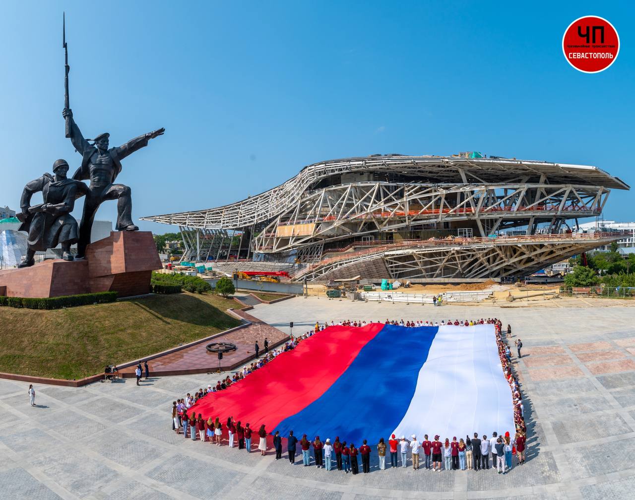В Севастополе развернули флаг размером 20 на 30 метров в знаковом для Города-Героя месте: на площадке возле отреставрированного памятника Солдату и Матросу, рядом со строящимся на мысе Хрустальном культурным комплексом.