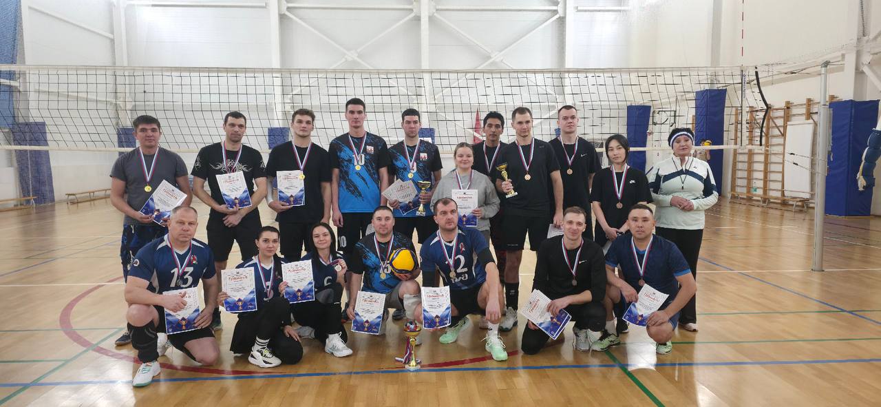 Спортивные новости определился победитель соревнований среди трудовых коллективов по волейболу В рамках спартакиады среди учреждений организаций предприятий Поронайского муниципального округа состоялись соревнования по волейболу На спортивной арене встретились три комнады трудовых коллективов Игроки продемонстрировали отличную подготовку командный дух и волю к победе По итогам матчей призовые места распределились следующим образом 1 е место Пожарная часть 2 е место Локомотив 3 е место ЦРБ