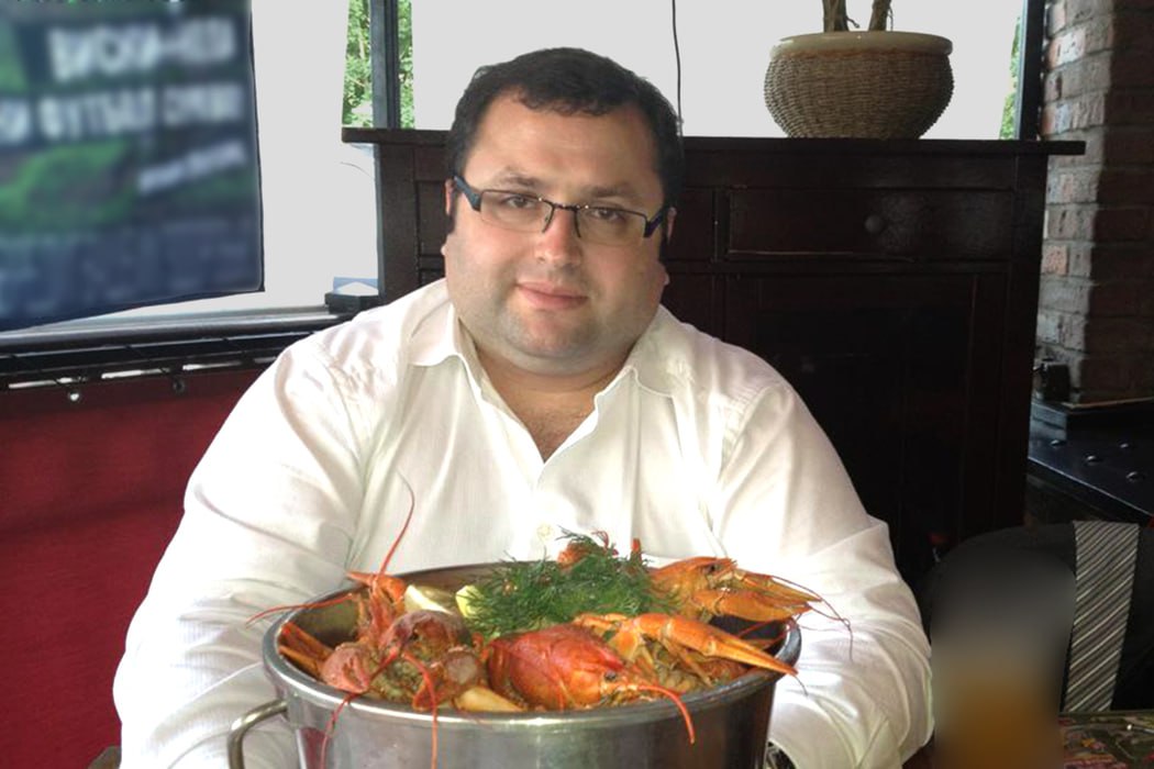 Девять лет получил чиновник который оставил Курскую область без защиты Суд вынес приговор экс главе региональной Корпорации развития Владимиру Лукину Тому самому который украл 152 млн рублей выделенные на строительство фортификаций Укрепления могли предотвратить вторжение ВСУ на Курщину в 2024 году но их на пути врага не оказалось полагает следствие Замы чиновника тоже легко не отделались семь и восемь лет колонии Еще по этому делу проходит экс губернатор региона Алексей Смирнов Ему только предстоит услышать приговор суда Поделом вору   Подпишитесь на Абзац TG VK Дзен MAX Rutube