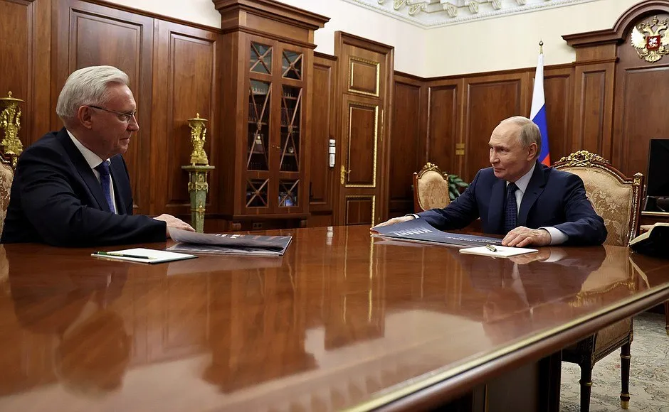КАМАЗ намерен выпустить свой бронетранспортер уже в 2027 году Гендиректор нашего челнинского автогианта Сергей Когогин на встрече с Владимиром Путиным рассказал о планах завода разработать бронированную транспортно боевую машину для перевозки личного состава У нас БТР устаревший нет полноценного Наша компания взялась сделать самостоятельно В этом году мы поднимем эту машину начнем испытания чтобы в следующем году выпустить опытно промышленную партию сказал Когогин Также он отметил кратный рост производства спецтехники Мы за короткий промежуток времени разработали больше 20 моделей совершенно разнообразных подчеркнул глава завода Фото kremlin ru rostecru