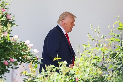 Трамп не собирается баллотироваться на третий президентский срок Американский лидер заявил, что сторонники уговаривают его переизбираться в третий раз, однако делать он этого не намерен. Множество людей продают кепки "Трамп 2028". Однако я не собираюсь этого делать. Я собираюсь отработать четыре великолепных года и передать это кому-то другому, в идеале — великому республиканцу.