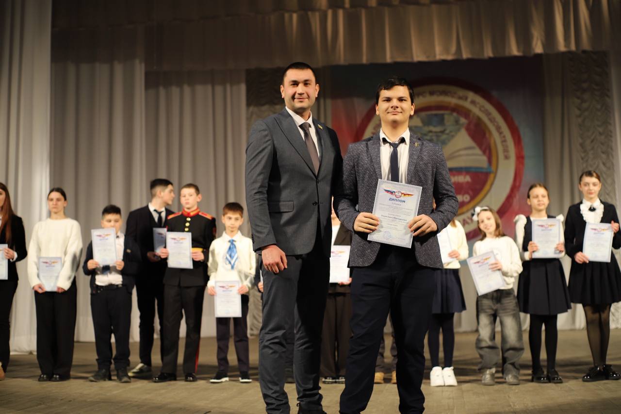 ДАВИД БОКОЕВ ИЗ АРДОНА СТАЛ ПОБЕДИТЕЛЕМ XXIII КОНКУРСА СТУПЕНЬ В НАУКУ Учащийся 10 класса школы 1 г Ардона Давид Бокоев завоевал Диплом I степени на XXIII республиканском конкурсе молодых исследователей Ступень в науку Интеллектуальное состязание прошло в рамках национального проекта Молодёжь и дети Юный химик представил экспертной комиссии научно исследовательскую работу которая получила наивысшие оценки жюри Торжественную церемонию награждения провела Министр образования и науки РСО Алания Элла Алибекова Глава ведомства обратилась к участникам форума Именно вам предстоит развивать нашу Великую страну Впереди у вас много различных конференций форумов и каждое последующее мероприятие должно быть на уровень выше предыдущего Конкурс Ступень в науку проводится в республике на протяжении 23 лет и является одной из ключевых площадок для выявления и поддержки одарённых школьников Ежегодно в нём принимают участие сотни юных исследователей из всех районов Северной Осетии