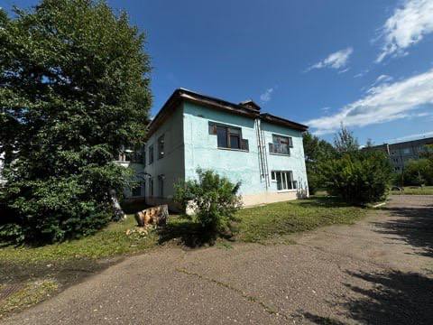 Шарыповец-педофил спустя 25 лет понесёт наказание за насилие над 9-летней девочкой В Шарыпово раскрыто тяжкое преступление, совершённое 25 лет назад в отношении 9-летней девочки. Благодаря вмешательству прокуратуры подозреваемый предстанет перед судом по ч. 3 ст. 132 УК РФ "Насильственные действия сексуального характера" . Максимальное наказание по этой статье — до 15 лет лишения свободы. Преступление произошло в 2000 году. Тогда 24-летний житель Шарыпово затащил девочку в подвал её дома и совершил над ней насилие. Правоохранители возбудили уголовное дело и установили личность подозреваемого, но он скрылся за пределами России и был объявлен в международный розыск. Спустя год злоумышленник вернулся, явился в милицию и заявил о своей невиновности. Следствие приостановили из-за "неустановления лица, подлежащего привлечению в качестве обвиняемого". Дело оставалось нераскрытым, пока прокурор не изучил материалы и не выявил незаконность прекращения уголовного преследования. Следствие возобновили, были собраны новые доказательства. Подозреваемый, находившийся в другом регионе России, под тяжестью улик сознался и подробно описал обстоятельства преступления. Сейчас он задержан и находится под стражей. Прокуратура Красноярского края сообщила: "Утверждено обвинение в совершении насильственных действий сексуального характера. Дело рассмотрит Шарыповский городской суд". Я живу в Шарыпово