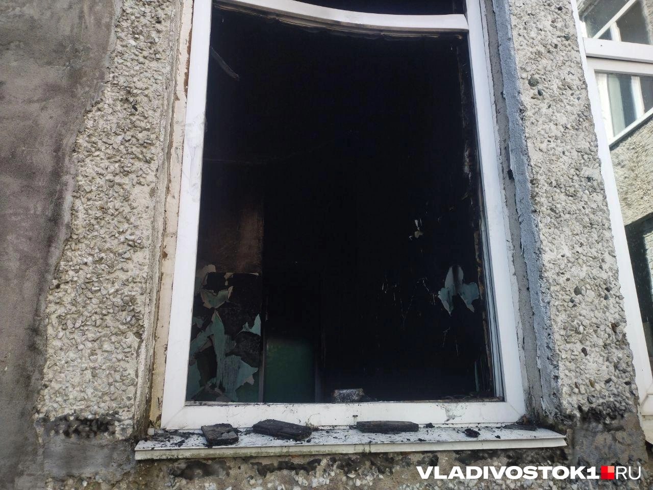 Пожар произошел в средней школе 69 на улице Сабанеева во Владивостоке 541 учащийся и 31 сотрудник школы смогли самостоятельно эвакуироваться но полностью сгорела раздевалка Очагом возгорания оказался рюкзак одного из учеников Он внезапно вспыхнул а затем огонь распространился на площадь около 10 квадратных метров Причины возгорания на момент публикации неизвестны В Сети сообщают что во вспыхнувшем портфеле взорвался телефон но эта информация не подтверждена Подписаться