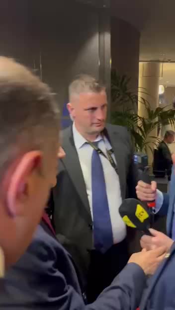 Никол Пашинян отвечает на вопросы журналиста в Тиране на саммите Европейского политического сообщества