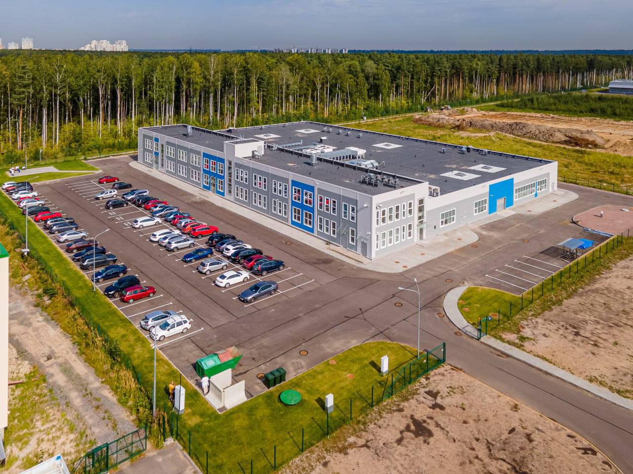 Смольный за пять лет рассчитывает вложить в развитие ОЭЗ Санкт Петербург 60 млрд руб Власти Санкт Петербурга в 2026 2030 гг планируют вложить в строительство инфраструктуры в Особой экономической зоне ОЭЗ Санкт Петербург 60 млрд руб На эти средства на площадках ОЭЗ хотят построить пять инновационных центров общей площадью 178 кв м что позволит к 2035 г разместить в ОЭЗ 185 компаний сейчас работают 66 резидентов сообщил председатель комитета по промышленной политике инновациям и торговле Санкт Петербурга Александр Ситов 17 ноября на заседании правительства города По истечении 10 лет при продолжении развития инфраструктуры особой экономической зоны на всех площадках ОЭЗ будут размещены 185 компаний резидентов с численностью сотрудников более 30 000 человек При этом выручка полученная резидентами превысит 3 трлн руб а объем налогового бюджета всех уровней достигает 450 млрд руб в том числе около 300 млрд руб в городской бюджет сказал он   Новая инфраструктура которая будет представлять из себя инновационные и инновационно производственные центры готовые для размещения бизнеса появится на четырех площадках ОЭЗ включая перспективные Так три инновационных центра по 18 000 кв м каждый построят на площадках Новоорловская Парнас и Шушары еще два инновационно производственных комплекса по 62 000 кв м на площадке Шушары и перспективной площадке Дыбенко Подробнее в материале на нашем сайте cipit gov spb ru Подпишитесь на Ведомости Северо Запад