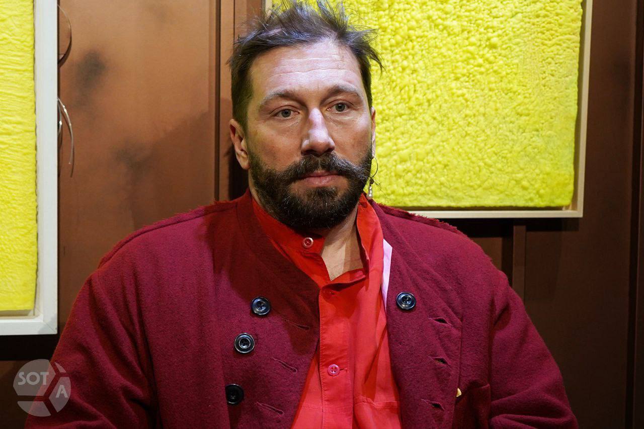 К 9 годам колонии заочно приговорили бизнесмена Евгения Чичваркина Судья Ольга Быковская признала Евгения Чичваркина виновным по статьям о военных фейках и нарушении иноагентского законодательства и назначила ему 9 лет лишения свободы а также 4 летний запрет на администрирование сайтов передает корреспондент SOTAvision из зала Дорогомиловского суда Москвы Ровно такой срок запрашивало бизнесмену обвинение Чичваркину вменили пост об ударе по Киевской больнице Охматдет и непредоставление Минюсту ежеквартальных иноагентских отчетов Бизнесмена Евгения Чичваркина заочно арестовали в сентябре 2025 года Через два месяца его признали террористом после обвинений в насильственном захвате власти и организации террористического сообщества из за участия в Антивоенном комитете России Фото архив SOTAvision