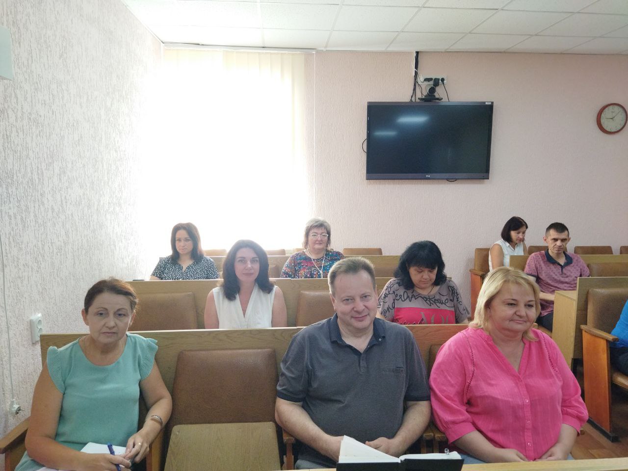 Сегодня под руководством Главы городского округа город Ровеньки Андрея Рубанцова состоялось рабочее совещание с руководителями отделов и управлений Администрации, на котором обсудили ключевые вопросы развития муниципального образования.     Согласовали планы и поставили задачи на предстоящую неделю.     По итогам совещания Андрей Викторович дал конкретные поручения руководителям структурных подрозделений Администрации, выразил уверенность в том, что совместными усилиями удастся достичь поставленных целей.