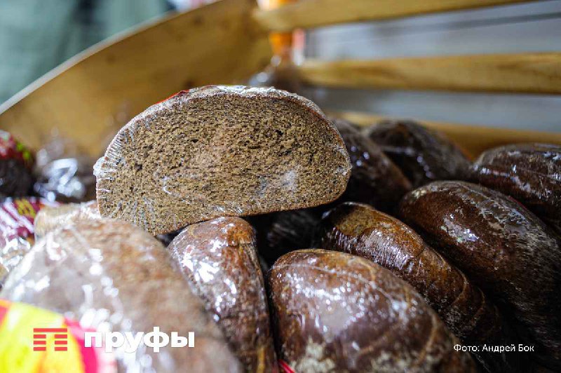 Продуктовые магазины стали сокращать ассортимент Это происходит под влиянием нескольких факторов падения покупательной способности оптимизации площадей магазинов и общей трансформации рынка пишет Фонтанка Покупатели стали более консервативны в выборе и ценят доступную цену больше чем широкий выбор Исследования компании Nielsen подтверждают что особенно заметно сужение ассортимента молочных продуктов кроме десертов Например продажи сливочного масла упали почти на 10 Еще в прошлом году у нас была линейка из семи йогуртов сейчас она сократилась до трех наименований В первую очередь сокращение происходит и не только у нас именно в сегменте кисломолочки а именно йогуртов десертных категорий отмечает руководитель одного из молочных заводов Сети стремятся повысить маржинальность оставляя на полках только самые ходовые товары Большой ассортимент характерный для 2000 х годов стал экономически неоправданным Дополнительным ударом по новым брендам стало снижение доверия покупателей после появления в 2022 году многих новых но некачественных производителей Особенно тяжело с введением новых марок в сегменте чайной продукции Покупателя не сдвинуть с привычных марок он берет один наиболее известный бренд говорит совладелец ГК Реалъ Александр Мышинский В выигрышном положении оказываются собственные торговые марки СТМ сетей их доля растёт и может достичь 40 50 Широкий ассортимент сохраняется в премиальных магазинах и онлайн магазинах где сети могут предлагать больше вариантов без увеличения складских площадей в обычных гипермаркетах Очевидно что выводить новые бренды на рынок малым и средним производителям будет все сложнее Есть вариант развивать собственную фирменную торговлю или объединяться с другими производителями и открывать небольшие лавки по типу фермерских считает гендиректор агентства недвижимости Lapina Екатерина Лапина А вы заметили сокращение ассортимента в магазинах Пропали ли ваши продукты фавориты с полок Пишите в комментариях и отмечайте в опросе  Обратная связь  Подписаться  Подписаться в MАХ