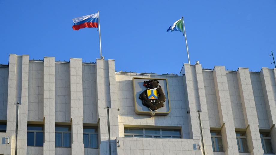 Министерство внутренней и информационной политики создано в правительстве Хабаровского края Соответствующая информация появилась на официальном сайте администрации региона Ведомство возьмет на себя функции двух комитетов по информационной политике и массовым коммуникациям и комитета по внутренней политике Оба они упразднены Пост министра занял Сергей Дмитриев с мая прошлого года занимавший должность заместителя главы администрации губернатора и правительства Хабаровского края Ранее работал в службе спасения Саратовской области Затем был главой аппарата губернатора Псковской области а после замом главы Скадовского округа Херсонской области по внутренней политике В июле 2024 года возглавил управление защиты населения от чрезвычайных ситуаций мэрии Саратова а в августе 2024 года ушел служить в зону специальной военной операции Будь в курсе событий везде ОК VK MAX