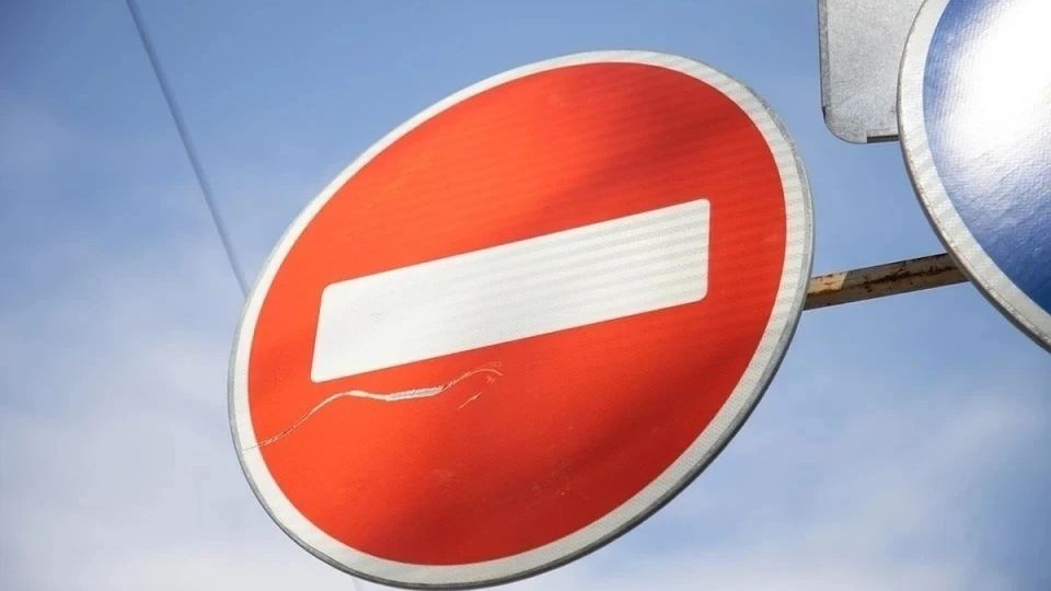 В Симферополе перекроют улицу Русскую В субботу, 2 августа, в Симферополе ограничат движение транспорта по улице Русской. Об этом сообщили в пресс-службе городской администрации. На улице Русской перекроют одну из полос. Ограничения введут в семь утра. Они будут действовать на участке от дома №100 до дома №116. Такие меры связаны со сносом аварийных деревьев. Планируется, что движение возобновится в 10 утра. «Администрация Симферополя просит жителей и гостей города заранее планировать маршрут по городу», – говорится в сообщении.... Подробнее>>>