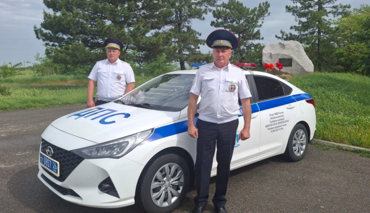 Автоинспекторы помогли спасти жизнь мужчине вблизи Курсавки  В конце мая к экипажу ДПС за помощью обратилась автомобилистка. Она везла коллегу, но в дороге мужчине стало плохо: он стал терять сознание и его состояние резко ухудшалось. Где находится ближайшая больница женщина не знала.   Старшие лейтенанты полиции Владимир Пузиков и Роман Симоненко сопроводили машину до больницы и помогли перенести мужчину из салона в приемный покой. Пациента вовремя передали врачам и сейчас его здоровью ничего не угрожает.  В курсе   Новости Ставрополья   предложить новость