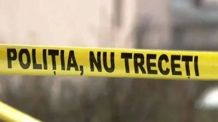 В воинской части Кагула солдат контрактник ранил срочника из табельного оружия а пришедший навестить родственника несовершеннолетний ставший свидетелем инцидента скончался от шока и остановки сердца Сегодня около 13 30 в полицию Кагула поступило сообщение о происшествии на территории одного из воинских частей города По предварительной информации при обстоятельствах которые предстоит установить 20 летний военнослужащий по контракту по всей видимости ненадлежащим образом обращался с пистолетом Глок находясь вместе с несовершеннолетним который пришел в гости к другому военнослужащему срочной службы В результате выстрела предположительно случайного военнослужащий срочной службы 18 лет получил ранение и был доставлен в больницу его жизнь вне опасности В то же время 16 летний подросток находившийся на месте происшествия впал в шок и потерял сознание сразу после инцидента К сожалению несмотря на реанимационные мероприятия проведенные врачами он скончался вскоре после госпитализации предварительной причиной смерти является остановка сердца Оружие было изъято для проведения экспертизы а полиция и прокуратура продолжают расследование с целью установления всех обстоятельств дела Министр обороны Анатолий Носатый в это вперя занят покупкой очередного радара  Подпишись на ГРТ