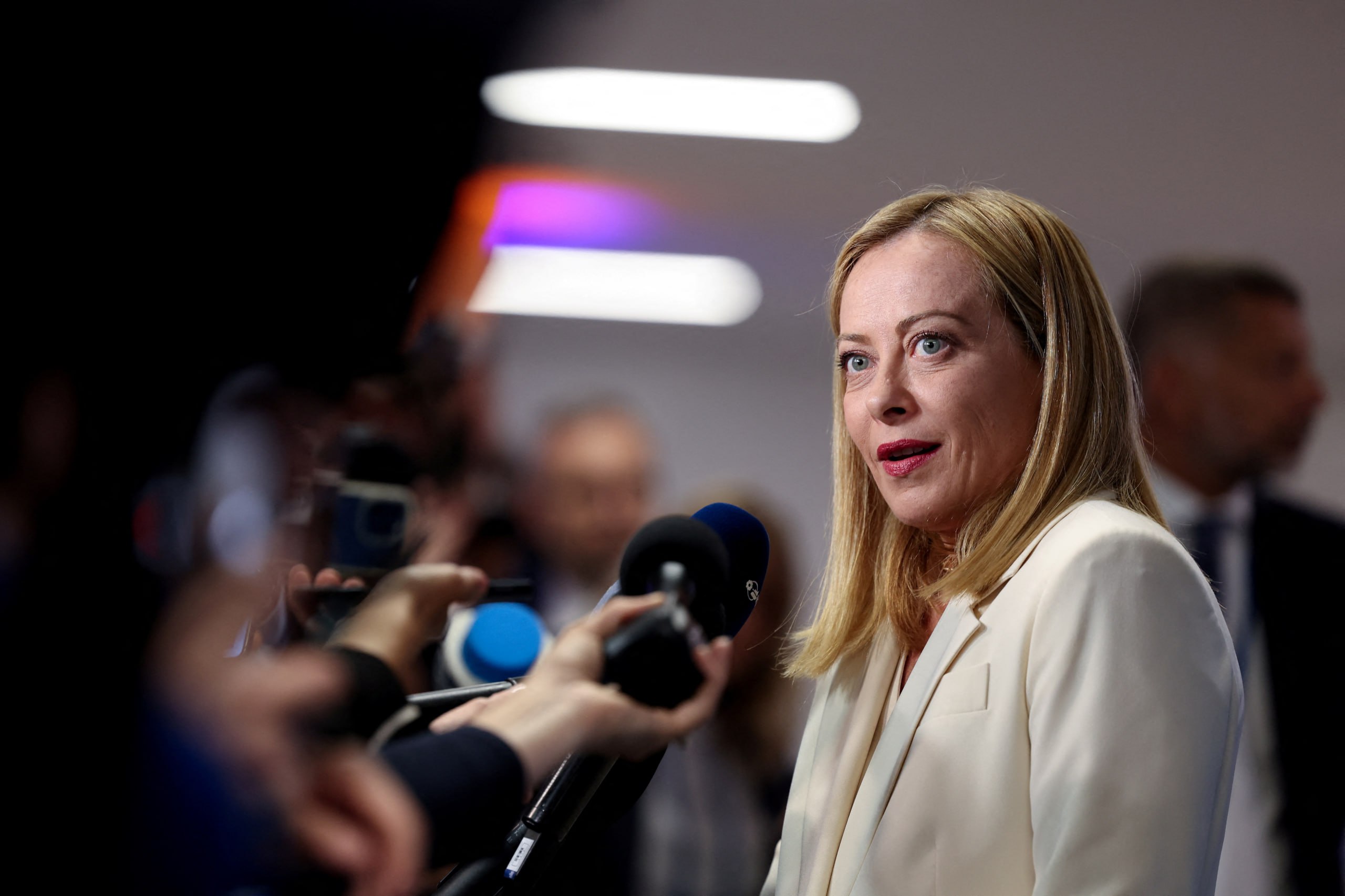 Италия работает над изобретательным способом уклониться от принятого странами НАТО обязательства поднять военные расходы до 5% от ВВП к 2035 году. По словам источников Reuters, власти зачтут за оборонные траты те расходы, которые слабо связаны с военной сферой, и обозначат порты, автомобильные шоссе, железные дороги как объекты обороны и безопасности. В числе объектов даже амбициозный план по строительству моста между материковой Италией и Сицилией.  Агентство напоминает, что опросы общественного мнения показывают крайнюю непопулярность увеличения оборонных трат среди итальянцев. В прошлом году Италия потратила на оборону только 1,5% ВВП, что близко к минимальному уровню среди стран — союзниц.  Фото: Claudia Greco / Reuters