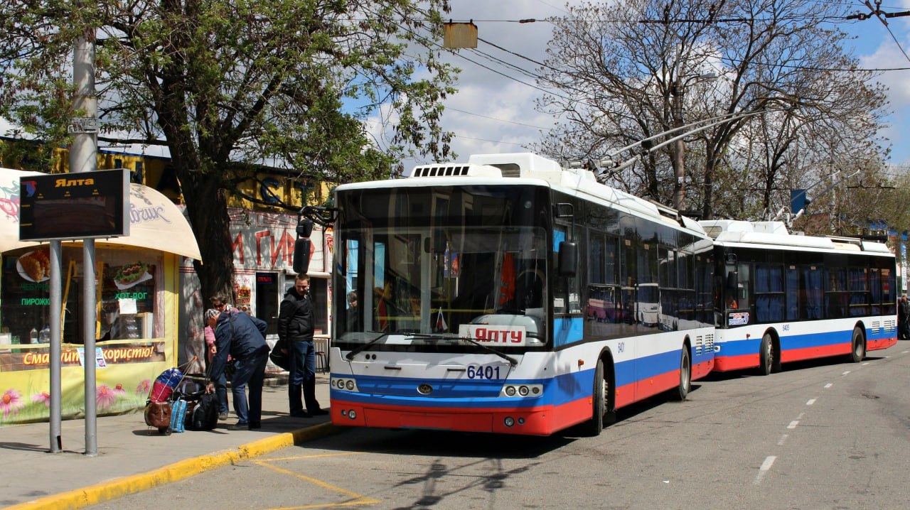 "Рогатые" временно перестанут курсировать между Алуштой и Ялтой.  Причина – ремонт дороги. С 20 марта и до начала июня на этом участке трассы троллейбусы заменят автобусами, сообщил РИА Новости Крым директор "Крымтроллейбуса" Олег Билычук.  "В связи с многочисленными обращениями подрядчика из-за большого объема работ, которые в связи с грядущим столетием "Артека" ускоряются", движение троллейбусов закроем с 20 марта", – сказал он.  Пассажиры, без паники: графики движения автобусов опубликуют, льготы сохранят, стоимость билетов не повысят. Посадка и высадка пассажиров будет производиться на троллейбусных станциях и остановках.  7  8  9