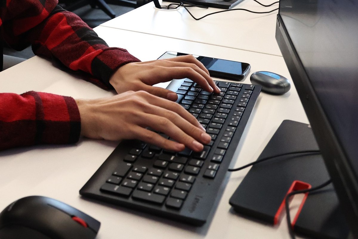 Мошенникам удается похитить деньги южноуральцев только в одном случае из 146 gubernia74 ru articles news 1137207 В Челябинске прошла III всероссийская конференция гИБЧе собравшая ведущих специалистов по информационной безопасности из разных регионов Одним из ключевых мероприятий стала дискуссия посвященная технологиям киберустойчивости Как объяснил заместитель губернатора Челябинской области Александр Козлов этим термином обозначается способность систем стабильно функционировать в момент совершения атак Невозможно полностью избавиться от кибератак но мы обязаны обеспечить устойчивость функционирования систем обеспечивающих жизнедеятельность Это ЖКХ медицина транспорт банковский и финансовый сектор сказал Александр Козлов t me chgub