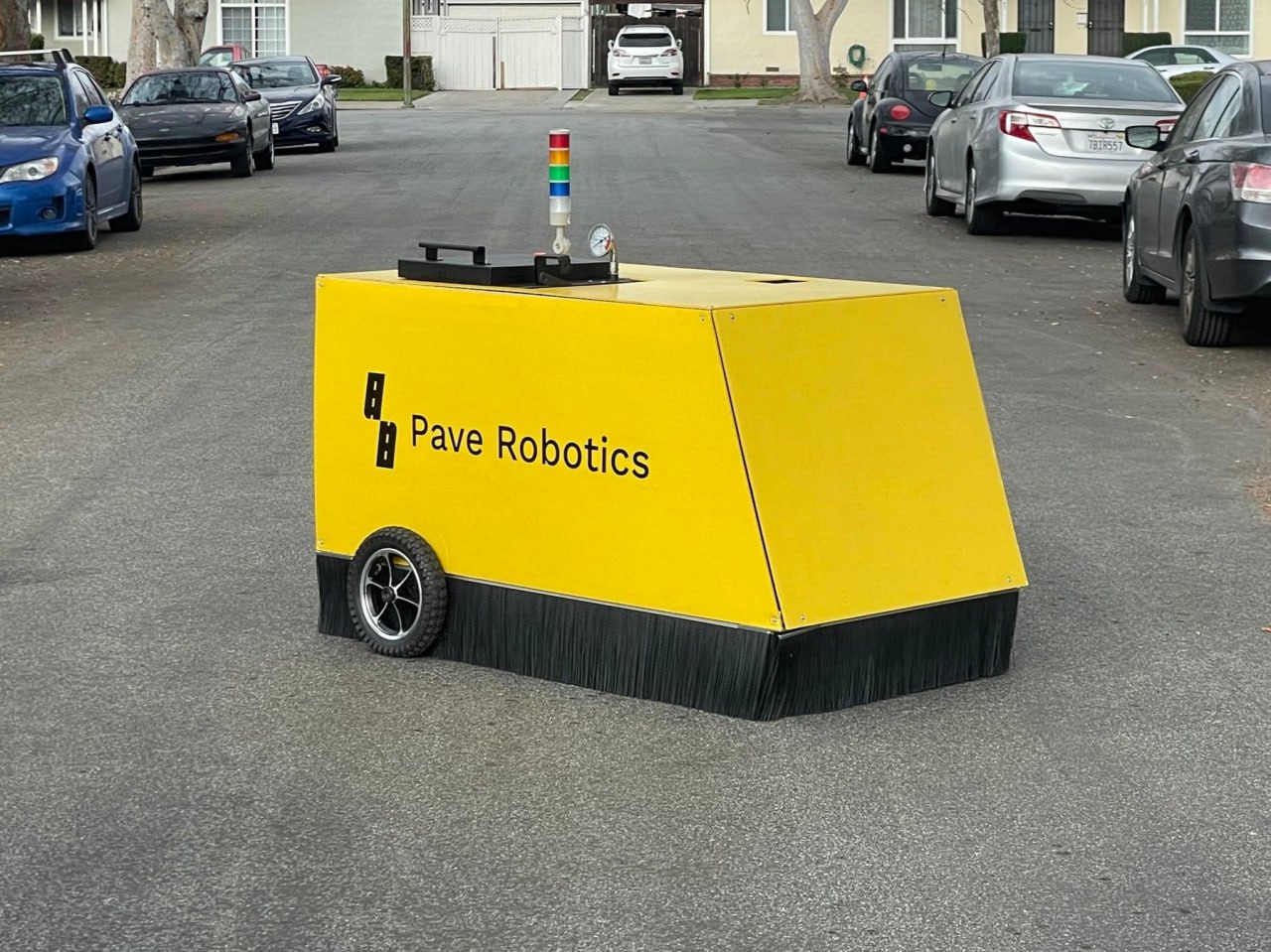 В Калифорнии придумали роботов, которые чинят дороги  Машины от Pave Robotics распознают трещины в асфальте и оперативно заделывают их.   Сюдааа, в Россию их  Прокачай Мозг