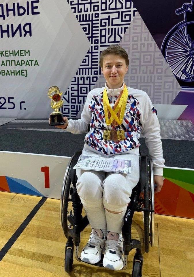 Спортсменка из ДНР завоевала три медали на соревнованиях по фехтованию в Уфе В Уфе проходят крупные международные состязания для спортсменов с поражением опорно-двигательного аппарата. Фехтовальщица, представляющая ДНР, смогла завоевать сразу три награды. Наша спортсменка, мастер спорта международного класса, Юлия Лысенко завоевала 3 медали: золото в сабле и две бронзы — в шпаге и рапире. Поздравляем Юлию Лысенко с отличным результатом!