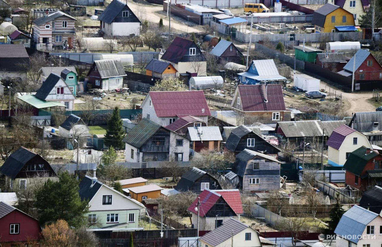 Владельцы хозяйственных построек с фундаментом, в том числе бань, сараев и теплиц, должны будут с 2025 года платить налог, рассказала РИА Новости юрист Таисия Вепренцева.  Такие постройки должны быть зарегистрированы в Росреестре, а их кадастровая стоимость становится базой для расчета налога. Как правило, ставка варьируется от 0,1% до 0,3%.  При отсутствии информации о декларировании ФНС вправе применить налоговые санкции в отношении владельца.  А вот льготный режим установлен для построек площадью до 50 кв м и только на одну, за остальные нужно будет платить налог.   Кроме того, конструкции без фундамента, например, легкие теплицы, навесы или бытовки, не подлежат налогообложению.