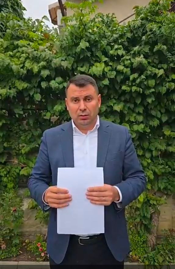 Лидер партии Демократия дома Василе Костюк заявил что 6 депутатских мандатов полученных его партией могут быть аннулированы на основании жалобы поданной полицией в ЦИК Молдовы Полиция собрала обвинительное досье сообщил Костюк Его собираются обвинить в нарушениях во время избирательной кампании по агитации в социальных сетях манипулированию дезинформации а также в нарушениях ПДД агитационным автобусом rusputnikmd 2