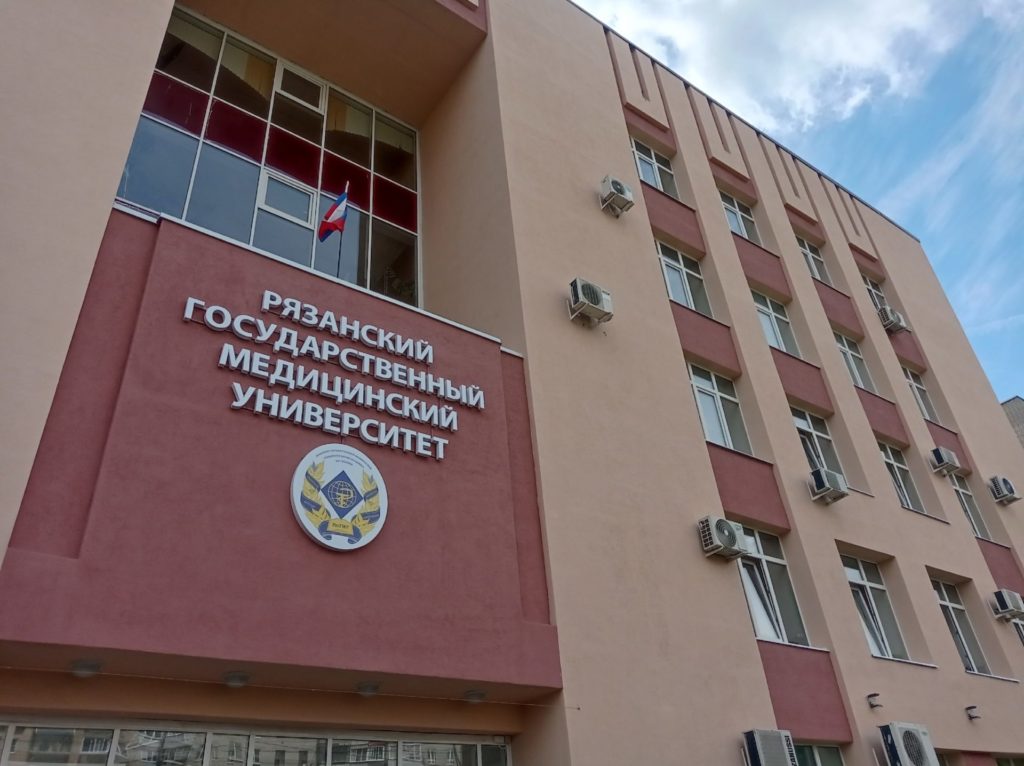 Студенты РязГМУ успешно выступили на межрегиональной фармацевтической олимпиаде в Санкт Петербурге В Санкт Петербурге состоялась I межрегиональная олимпиада с международным участием Фарммаршрут от молекулы до лекарства код здоровья В олимпиаде приняли участие 12 команд из ВУЗов России и СНГ В состав команды от Рязанского медуниверситета вошли Екатерина Микрюкова Александра Якунина и Елена Ряховская сообщается в ТГ канале вуза Участники прошли пять творческих и профессиональных станций Они в том числе создавали проект продвижения препарата проверяли свои знания по фармакологии и умение проводить фармацевтическое консультирование Команда РязГМУ стала победителем в номинации Лучший видеовопрос Диплом Лучший игрок команды был вручен Екатерине Микрюковой