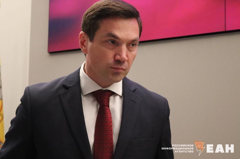 Мэр Челябинска Алексей Лошкин отменил выходные себе и подчиненным  Он потребовал обеспечить безопасность и комфорт жителей в майские праздники.   «В предстоящие праздники ни у меня, ни у моих заместителей, ни у руководителей районов и ведомств выходных не будет. Нужна максимальная мобилизация всех сил и ресурсов», - заявил градоначальник.   Коммунальщикам Алексей Лошкин тоже запретил отдыхать. Он сказал, что все должны работать в обычном режиме и быстро отзываться на обращения жителей.