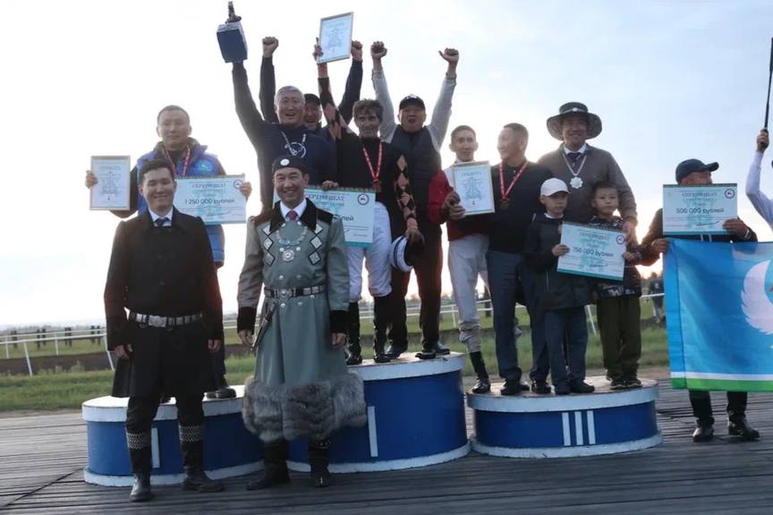 Сегодня в Үс Хатыҥ завершились главные скачки сезона на приз Главы Республики. Победителем главного забега на дистанции 2400 метров стал скакун Хорезм Харачой из Горного улуса, показав результат 2 минуты 47,47 секунды. Хочу отдельно поздравить жокея Магомеда Каппушева, мастера международного класса. Он шесть раз участвовал в скачках на призы Главы республики и вот наконец-то одержал победу. Теперь в его копилке все главные титулы России! Это результат огромного труда, профессионализма и настоящей любви к своему делу. Также поздравляю тренера Василия Игнатьева и всех, кто стоял за этой победой. Горный улус сегодня по праву гордится своим чемпионом. Конные скачки - это наша традиция, сила и красота Якутии. Спасибо всем, кто сохраняет и развивает этот прекрасный вид спорта.