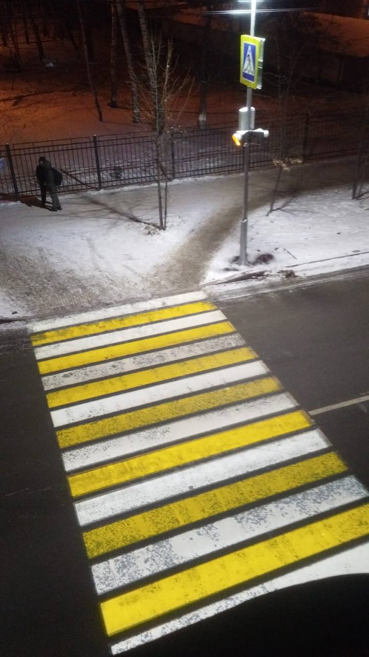 Ранним утром получил от своего заместителя фотографии с ул Киевской где в этом году прошел ремонт в рамках нацпроекта Инфраструктура для жизни Возле гимназии 18 специалисты включили первый в Томске проекционный пешеходный переход Теперь в темное время суток это место стало гораздо заметнее Здесь ходит много школьников поэтому такое нововведение особенно важно зимой когда темнеет рано Продолжим делать наш Томск современным и безопасным