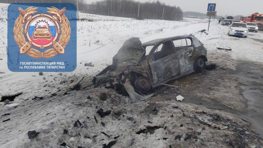 В Татарстане в ДТП со сгоревшей иномаркой пострадали два человека  ДТП произошло 13 января днем на трассе возле села Лесные Моркваши. По предварительным данным, водитель автомобиля Opel выехала на встречную полосу и столкнулась с легковым автомобилем той же марки.  Машина второго участника аварии полностью сгорела. Оба водителя получили различные травмы и были госпитализированы. Все обстоятельства происшествия выясняются, сообщил начальник отделения Госавтоинспекции МО МВД России «Верхнеуслонский» Руслан Сафиуллин.  Подписаться   Сообщить новости