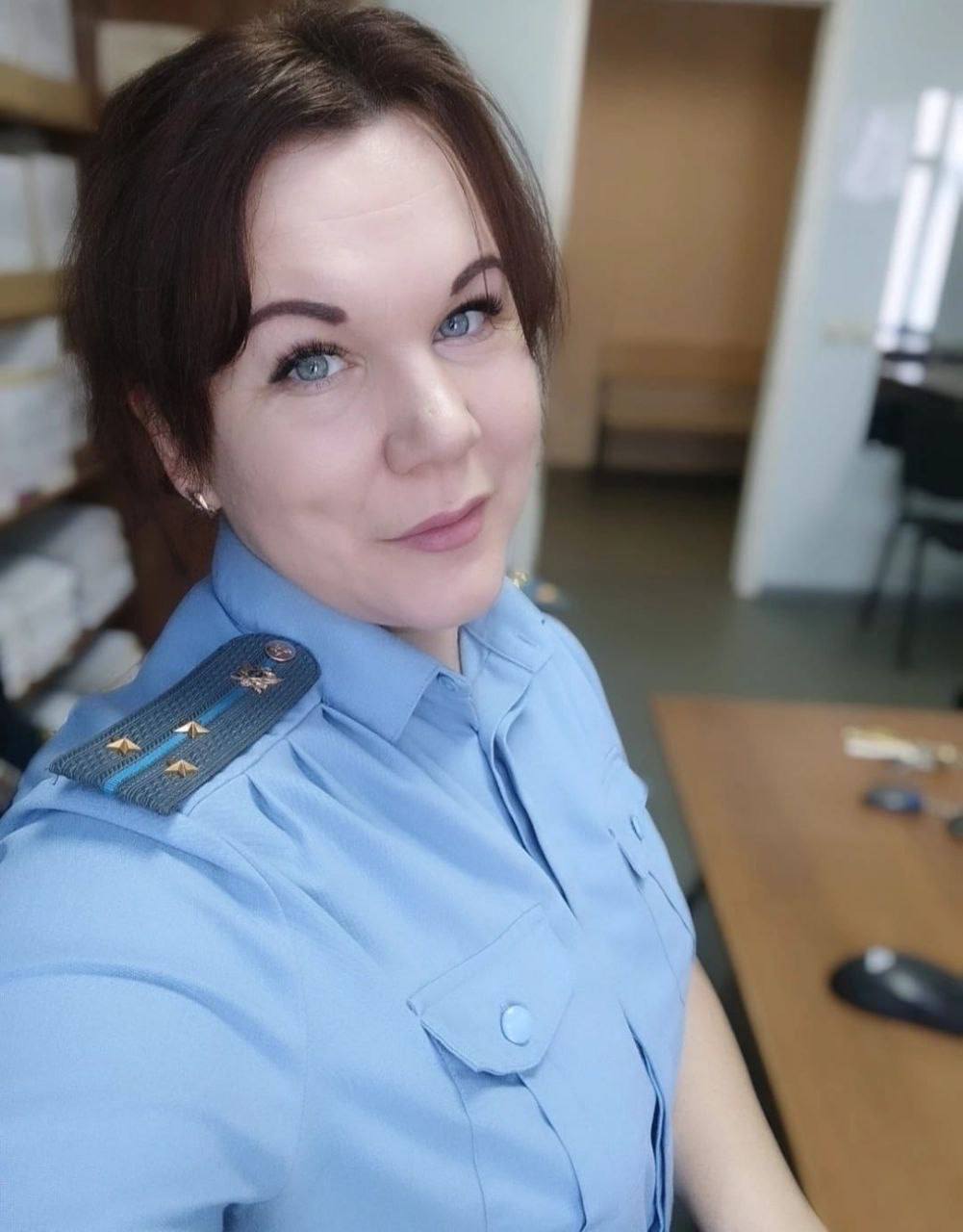 #Карелия #семья В Карелии пристав помирил разведенную пару. Занимательную историю в день семьи рассказали в карельской службе судебных приставов. Супруги, у которых общий ребенок, поссорились, развелись и перестали общаться. Мужчина даже не платил алименты. Мать через суд пыталась добиться от бывшего мужа денег, но тот отказался даже после решения суда. Однако благодаря усилиям судебного пристава, ситуация изменилась. «Пристав терпеливо и методично» работал с парой и в результате родители нашли общий язык, отец выплатил более 100 тысяч рублей долга своему ребенку. — Семья воссоединилась и теперь живет в мире и согласии... В данном случае судебный пристав помог примирить семью должника и взыскателя алиментов, — рассказал главный судебный пристав Карелии Олег Гончаров.