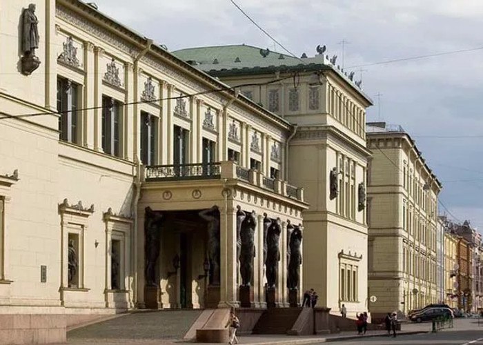 В Петербурге сняли вступительную сцену фильма Алексея Учителя о Дмитрии Шостаковиче. Местом действия стала Миллионная улица рядом со зданием Нового Эрмитажа. Там воссоздали парад физкультурников.