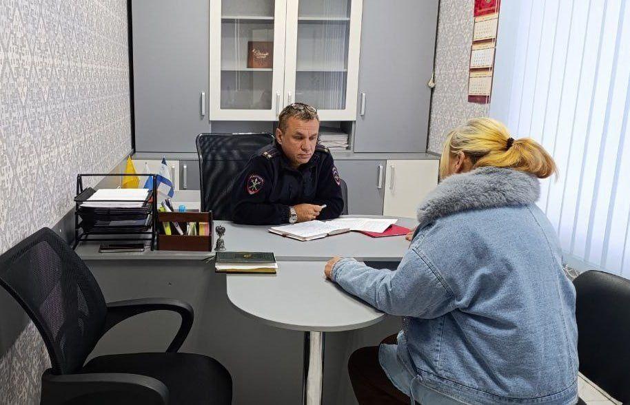 В Присивашском территориальном отделе прошел прием граждан по личным вопросам   Начальник Присивашского территориального отдела Снежана Рябоконь и  начальник ОМВД России "Чаплынское" Андрей Рудыка встретились с жителями села Григоровки.  На приеме были рассмотрены все вопросы жителей, один из них был решен в ходе беседы. Остальные обращения взяты на контроль, решения по ним будут доведены до сведения граждан.  Андрей Александрович отметил важность проведения личных приёмов граждан и уточнил, что подобные мероприятия будут проводиться на постоянной основе.