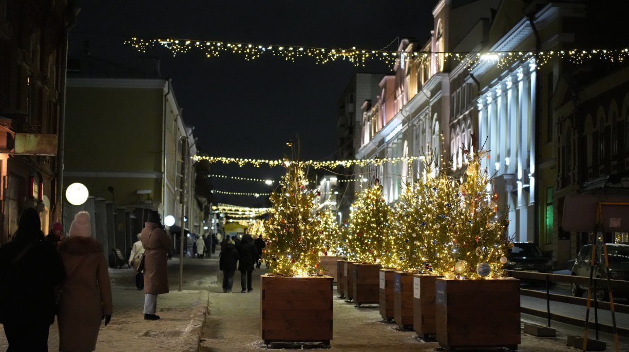 Киров вновь принимает Фестиваль новогодних елей на Спасской улице Традиция атмосферу зародившаяся в статусе Новогодней столицы России в этом году получила региональный масштаб Главные детали фестиваля 45 муниципалитетов Кировской области представят свои уникальные ели в прошлом году 89 регионов страны мероприятие пройдет в формате конкурса Лучшая новогодняя ель где каждый район через декор отразит свою историю природу и промыслы локация участок улицы Спасской станет пешеходной зоной с декабря одна полоса для авто в будни и полностью пешеходная в выходные праздничная ярмарка в украшенных домиках дополнит атмосферу