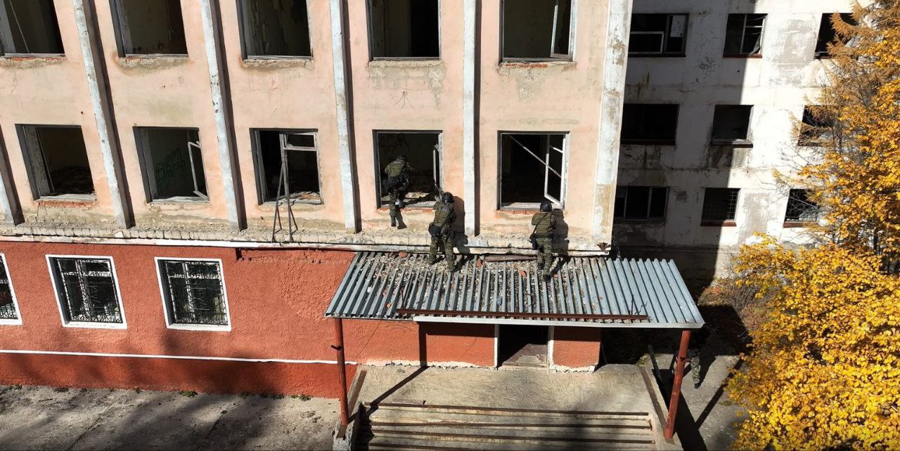 На Колыме прошло тактико специальное учение по пресечению террористического акта 24 25 сентября 2025 г оперативным штабом в Магаданской области на территории г Магадана и п Палатка Хасынского муниципального округа проведено тактико специальное учение по пресечению террористического акта В мероприятиях приняли участие сотрудники региональных УФСБ УМВД Управления Росгвардии УФСИН ГУ МЧС ЦССИ ФСО СУ СК Службы в г Магадане ПУ ФСБ России по восточному арктическому району Пожарно спасательного центра органов исполнительной власти и местного самоуправления   vmagadanpress com на колыме прошло тактико специальное