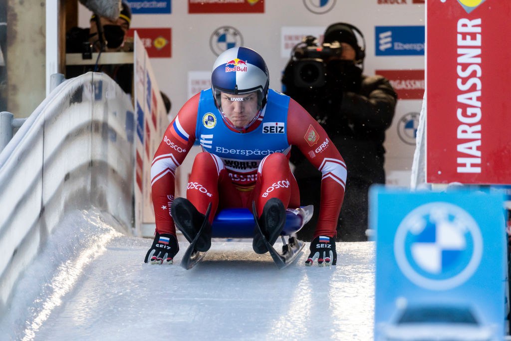 Чемпиона мира по санному спорту оставили в СИЗО до 20 февраля Центральный районный суд Красноярска продлил срок содержания под стражей трехкратного чемпиона мира по санному спорту Романа Репилова который обвиняется по ч 4 ст 159 УК мошенничество в особо крупном размере Об этом сообщается в телеграм канале объединенной пресс службы судов Красноярского края Суд постановил продлить срок содержания под стражей Репилову на два месяца и одни сутки то есть по 20 февраля 2026 года с содержанием в ФКУ СИЗО 1 ГУФСИН России по Красноярскому краю говорится в сообщении Репилов и еще один саночник Александр Перетягин были отправлены в СИЗО в конце ноября Они обвиняются в присвоении около 11 млн бюджетных рублей предназначенных на покупку спортивных саней 29 летний Репилов трехкратный чемпион мира 2020 2021 двукратный серебряный и бронзовый призер чемпионатов мира многократный призер чемпионатов Европы двукратный обладатель Кубка мира Getty Images Подписаться на РБК Спорт