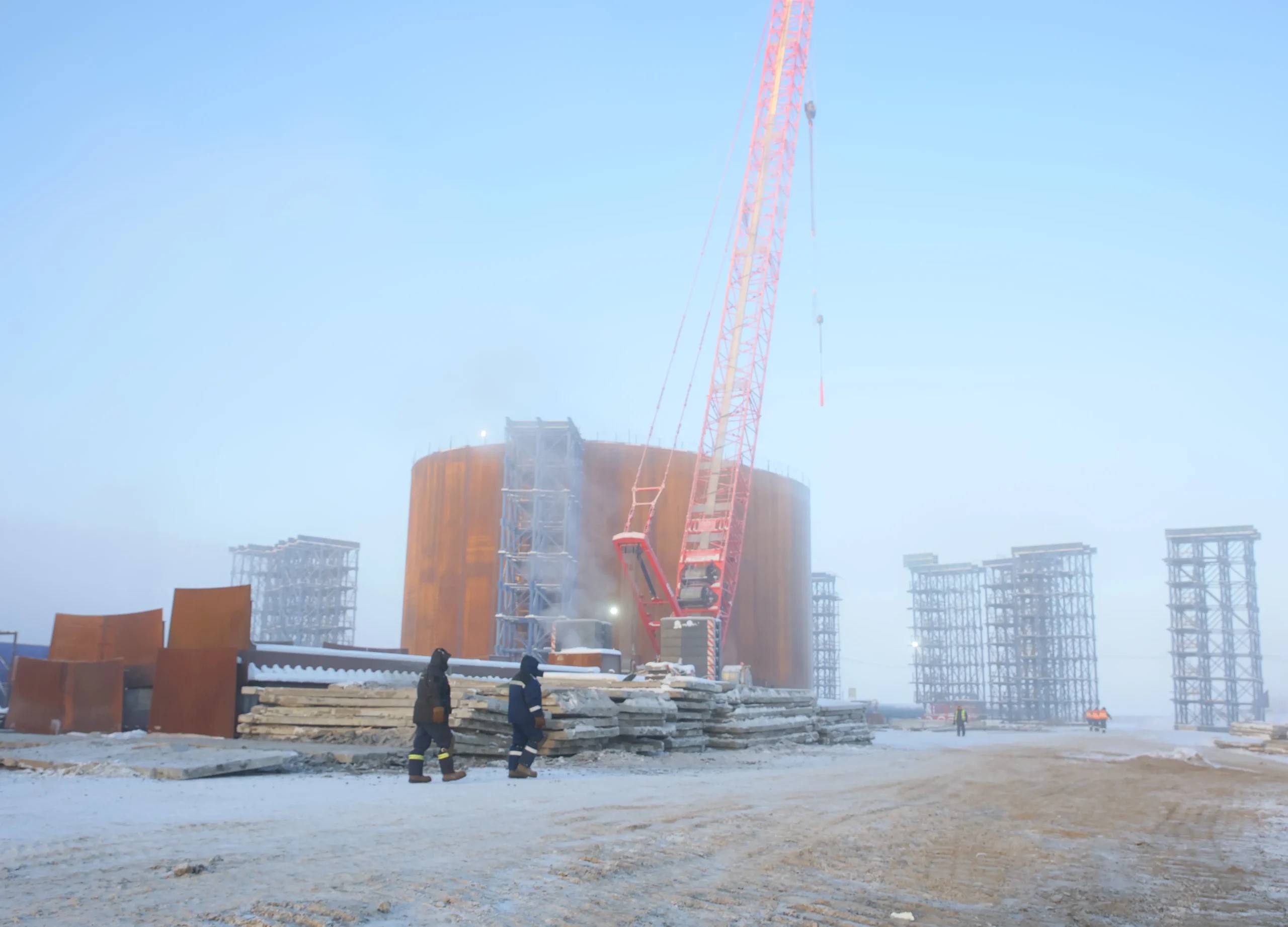 Ленский мост в Якутии возводят даже при экстремальных морозах В Якутии продолжается строительство Ленского моста одного из крупнейших инфраструктурных проектов страны Работы ведутся при сильных морозах благодаря специализированным технологическим укрытиям На строительных площадках действуют бетонные заводы в арктическом исполнении цех по изготовлению арматуры тёплые склады и гаражи для техники Строительство реализуется Группой ВИС в рамках концессионного соглашения при поддержке Правительства Якутии Сбера и РОСДОРНИИ Благодаря поддержке Президента России Владимира Путина и решениям Правительства страны Ленский мост вошел в нацпроект Инфраструктура для жизни и получил федеральное финансирование ulusmedia Читайте нас в MAX