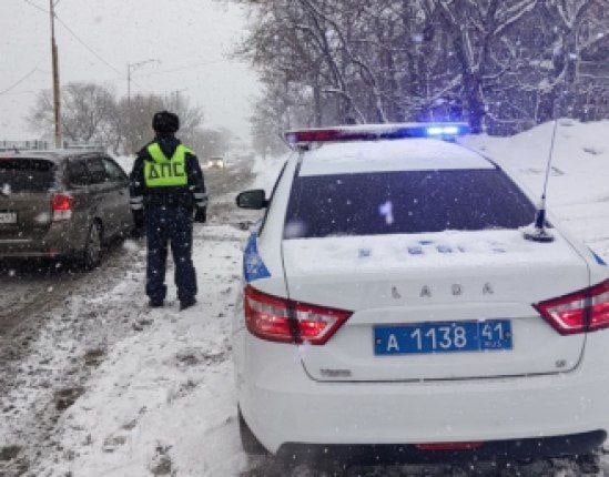 Владимир Солодов поручил помочь разбившим в циклон авто водителям получить компенсации  Губернатор Камчатского края  поручил главе ПКГО округа Евгению Беляеву помочь водителям, которые пострадали в массовых дорожно-транспортных происшествиях из-за гололеда, добиться от подрядных организаций денежных компенсаций. В том числе — в досудебном порядке.   Владимир Солодов поручил главе города быть на связи с автомобилистами и выстроить эффективное взаимодействие в пользу жителей. Глава региона также поручил министру транспорта и дорожного строительства Камчатского края Александру Сафонову взять на личный контроль снегоочистку и посыпку противогололедными смесями федеральных и региональных трасс.   Подробности    KamchatkaMedia   Прислать новость