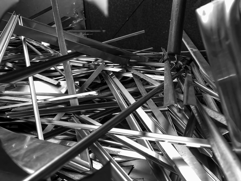 ЕС в январе октябре 2025 года импортировал 269 3 тыс тонн первичного алюминия из России что составляет 98 годовой квоты установленной в рамках 16 го санкционного пакета 275 тыс тонн Среднемесячный ввоз составил 27 тыс тонн По данным Евростата квота будет исчерпана досрочно Полный запрет на поставки российского необработанного алюминия вступит в силу к концу 2026 года