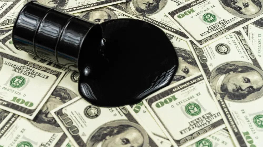 Мировые цены на нефть упали, цена нефти марки Brent стала ниже 70 долларов за баррель после заявлений президента США Дональда Трампа. Цена сентябрьских фьючерсов на нефть марки Brent на лондонской бирже ICE упала на 2,08 процента до 68,89 доллара за баррель по состоянию на 08:20 по времени Астаны. Стоимость августовских фьючерсов на нефть марки WTI снизилась на 2,67 процента - до 66,62 доллара за баррель. Ранее президент США Дональд Трамп заявил, что разочарован позицией России по украинскому урегулированию. "Мы очень недовольны. Я недоволен Россией", - сказал он на встрече с генсеком НАТО Марком Рютте в Белом доме, говоря о позиции Москвы. Глава Белого дома предупредил, что введёт "очень суровые пошлины, если у нас не будет сделки в течение 50 дней". Он добавил, что речь идет о вторичных пошлинах "как минимум в 100 процентов". Кроме того, Трамп заявил, что Украина получит военную технику на миллиарды долларов.