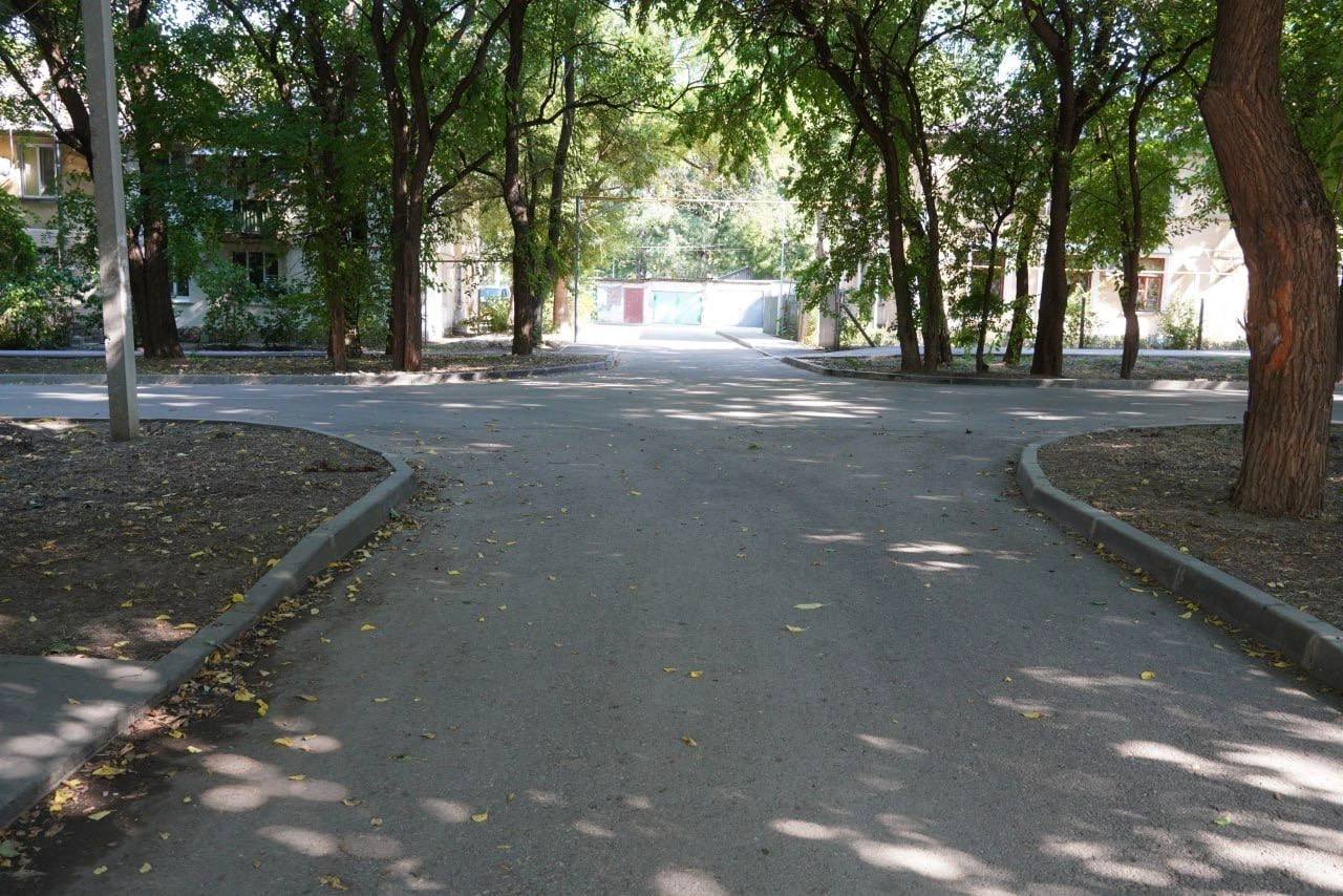 В Керчи на Отдельной Приморской решают проблему В рамках выполнения ремонта улично дорожной сети будет решена проблема жителей улицы Отдельной Приморской Армии Из за уклона дороги в дождь вода с верхних улиц стекает под дом 15 и далее по двору что доставляет неудобства керчанам Главы администрации и муниципального образования на месте встретились с заявителем По итогам обследования двора принято решение при производстве работ по замене верхних слоев дорожного покрытия улицы Лазо выполнить устройство асфальтной возвышенности на перекрестке между домами 15 и 13 по ул Отдельной Приморской Армии для отвода воды Оценят ситуацию после дождя Если проблема не решится будут рассмотрены другие варианты seanewskerch