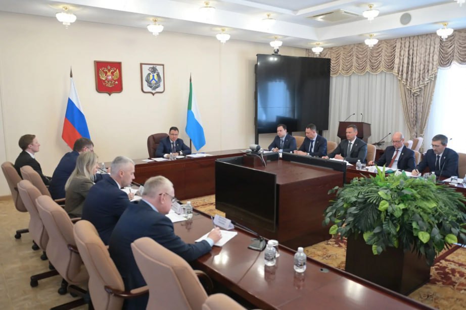 Хабаровский судостроительный завод перешел в собственность края Акции ХСЗ переданы в собственность регионального Центра содействия и поддержки промышленности Сообщает пресс служба губернатора и правительства Хабаровского края Таким образом выполнено поручение губернатора Дмитрия Демешина по проведению необходимых корпоративных процедур и передаче акций АО ХСЗ организации находящейся в контуре управления региональных властей Следующим шагом стало внесение изменений в устав предприятия после его регистрации в федеральной налоговой службе состоится назначение нового генерального директора завода говорится в сообщении Отмечается что параллельно идет работа по формированию плана загрузки ХСЗ На совещании под председательством первого заместителя председателя правительства края Сергея Абрамова обсудили вопрос контрактации предприятия Промышленное производство занимает ведущие позиции в экономике Хабаровского края а судостроение входит в число ключевых отраслей Губернатором поставлена задача не просто сохранить завод и коллектив а загрузить предприятие заказами Прошу министерство промышленности и торговли края проанализировать все федеральные программы Минпромторга России которые мы можем использовать для финансирования проектов по строительству судов на ХСЗ подчеркнул Сергей Абрамов По словам министра промышленности и торговли края Тимура Саматова предварительный производственный план предприятия уже составлен После назначения нового руководителя документ будет обновлен с учетом региональной программы Развитие судоходства на реке Амур и представлен губернатору Дмитрию Демешину