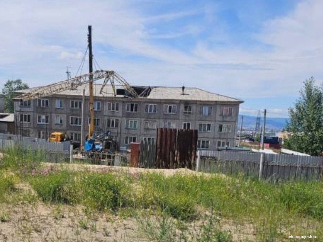 Строительный кран упал на крышу жилого дома в Улан-Удэ. По предварительным данным среди жильцов пострадавших нет, сообщает прокуратура Бурятии. Обстоятельства произошедшего устанавливаются.